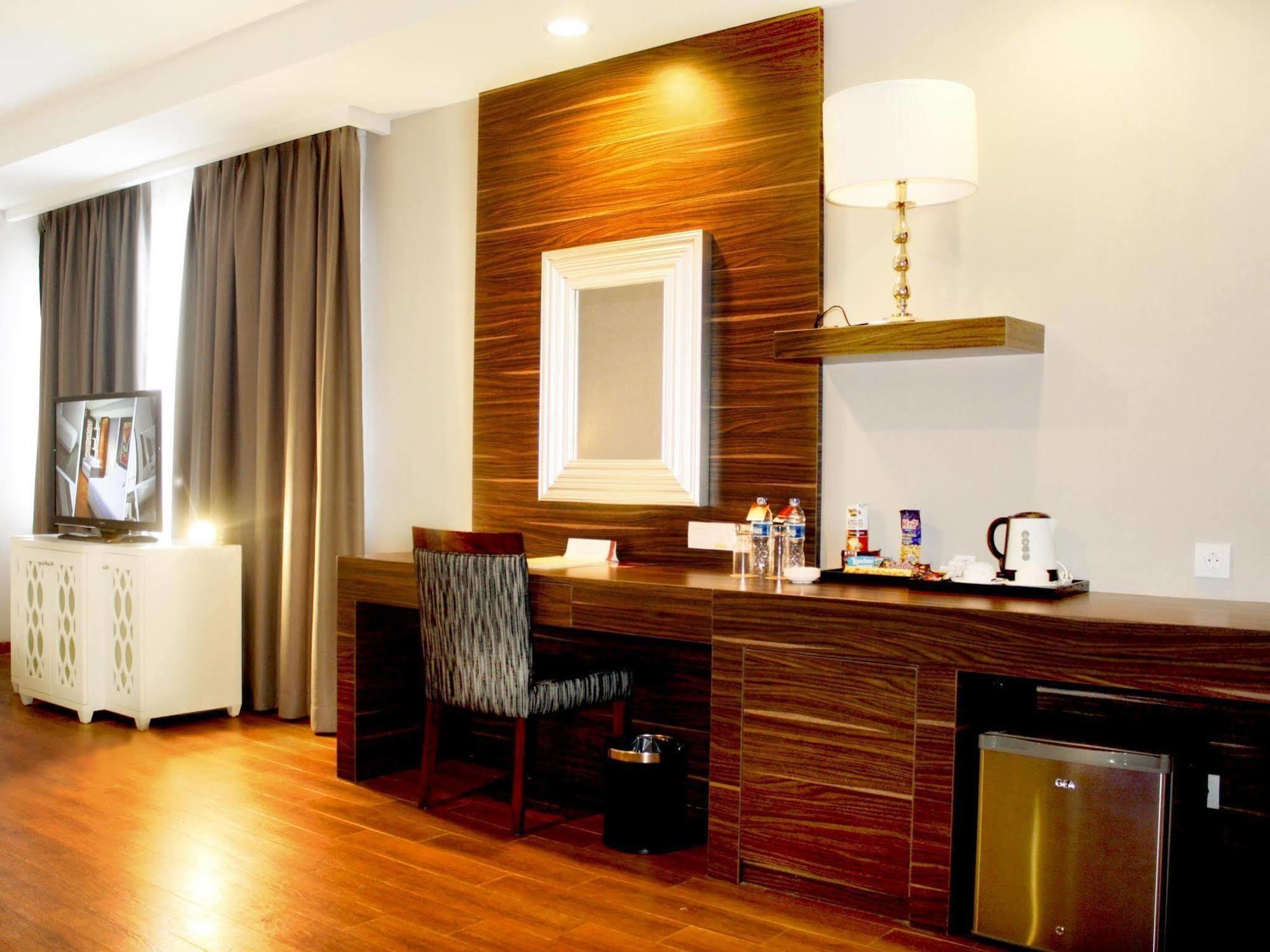 Pranaya Boutique Hotel Serpong Luaran gambar